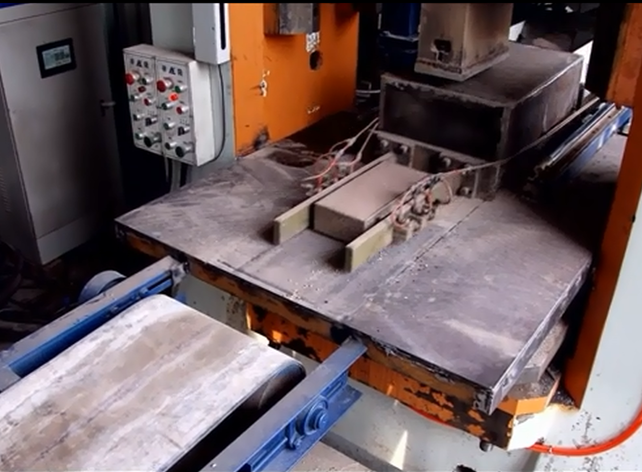 電動螺旋壓力機自動計量布料、成型、出磚