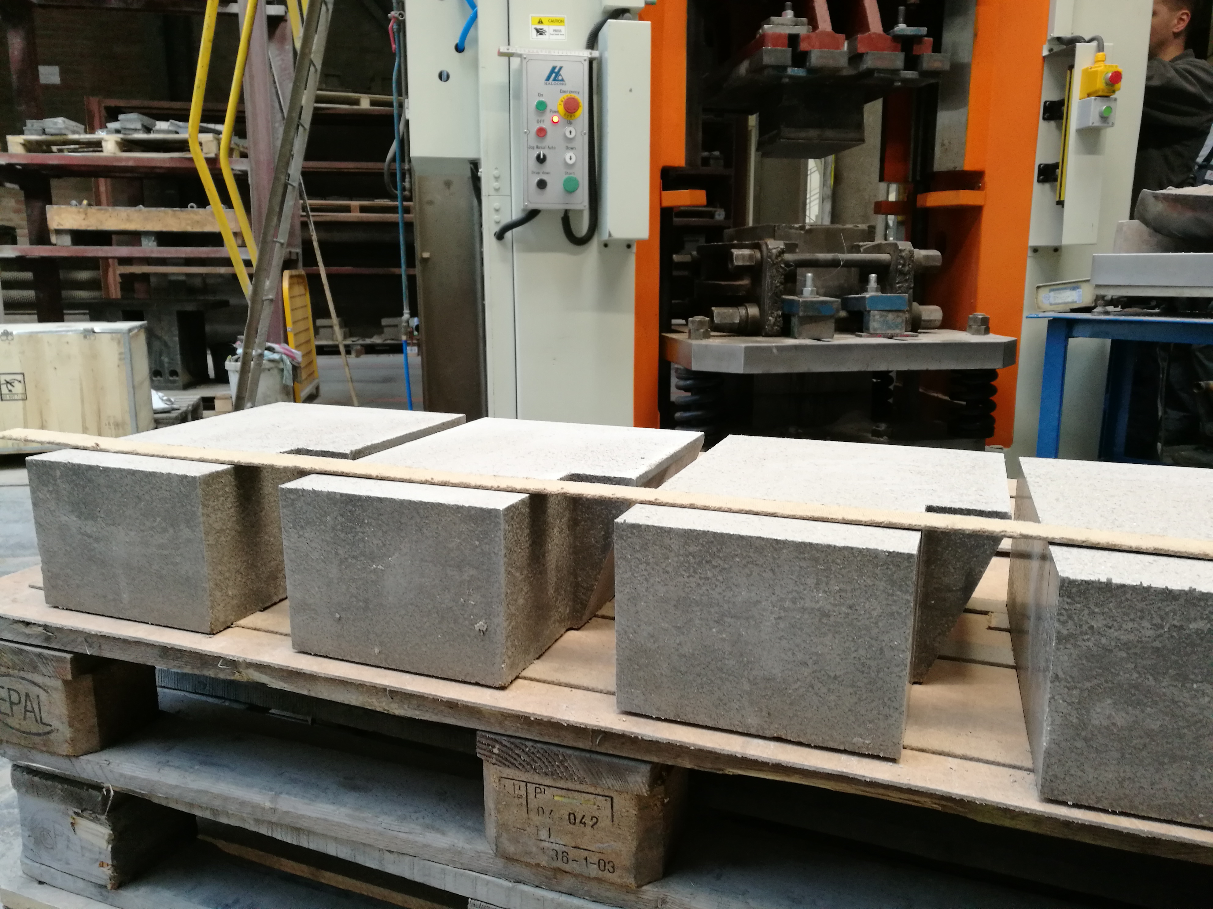 電動(dòng)螺旋壓力機(jī)異型磚、特異型磚客戶(hù)現(xiàn)場(chǎng)